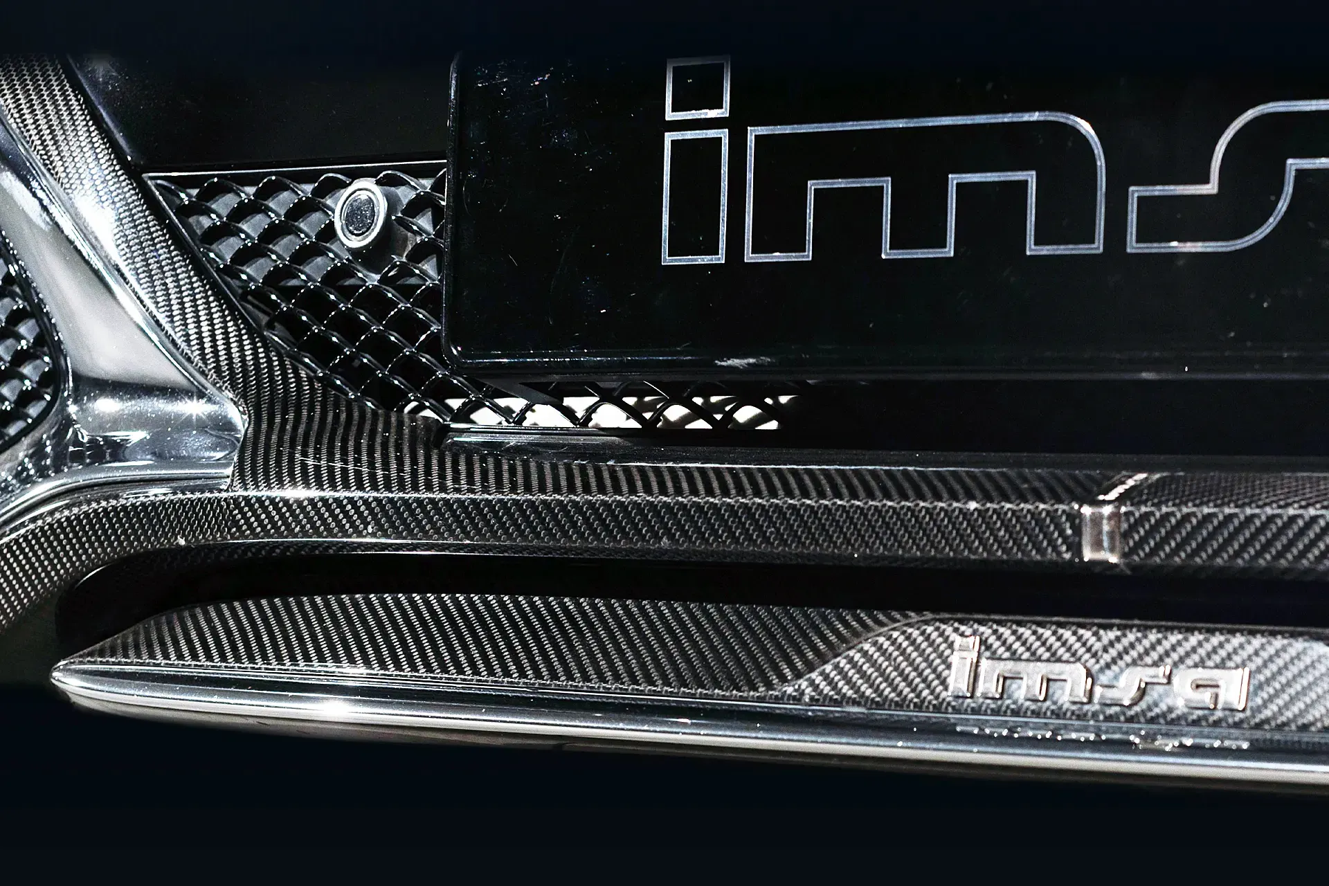 Präzise geführte IMSA Frontlippe als definierte Unterkante